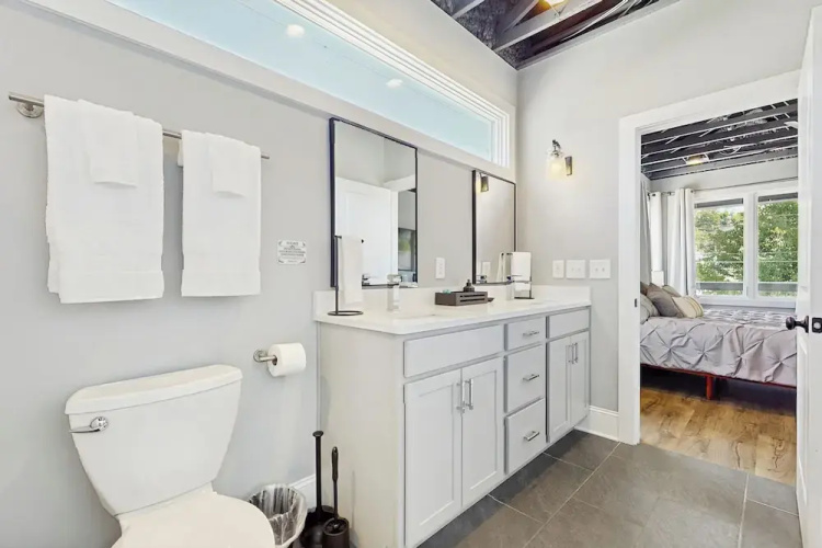 Walkable Gem! Dtwn Chattanooga Base w/ Balcony