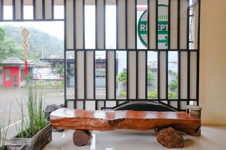 Oyo 667 Demilo Inn