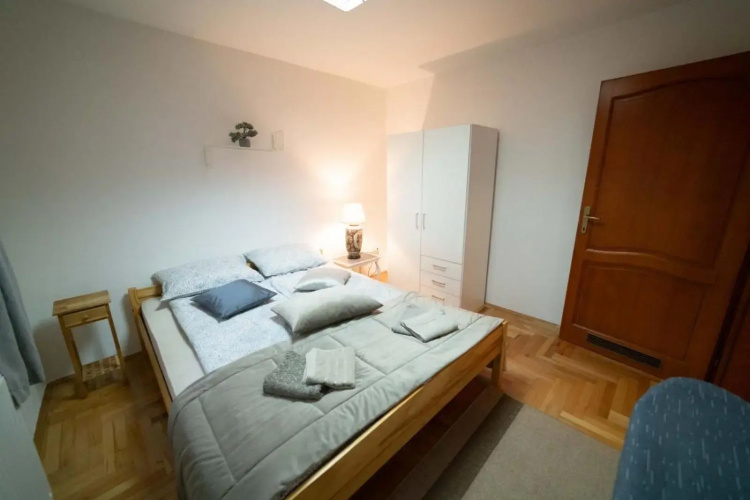 Apartman Yellow House