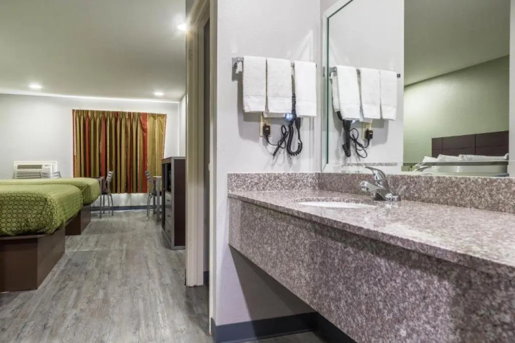 Scottish Inn and Suites