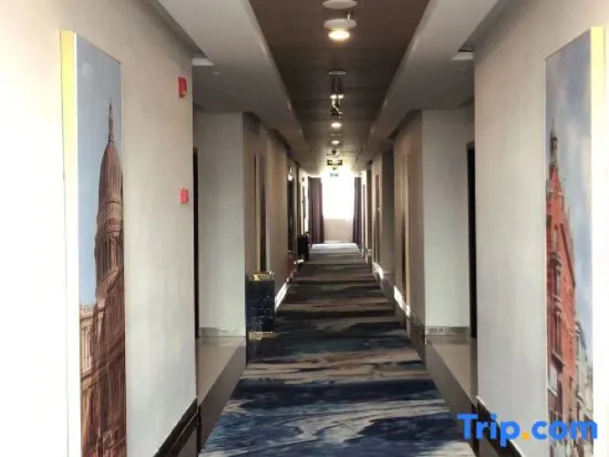 Vienna Classic Hotel (Weining Caohai Exhibition Center)