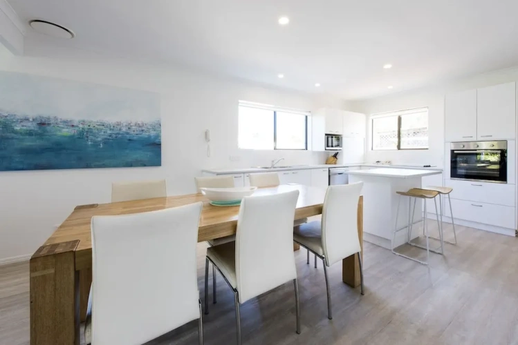 4 Bedrooms Sextuple Cottage with river view