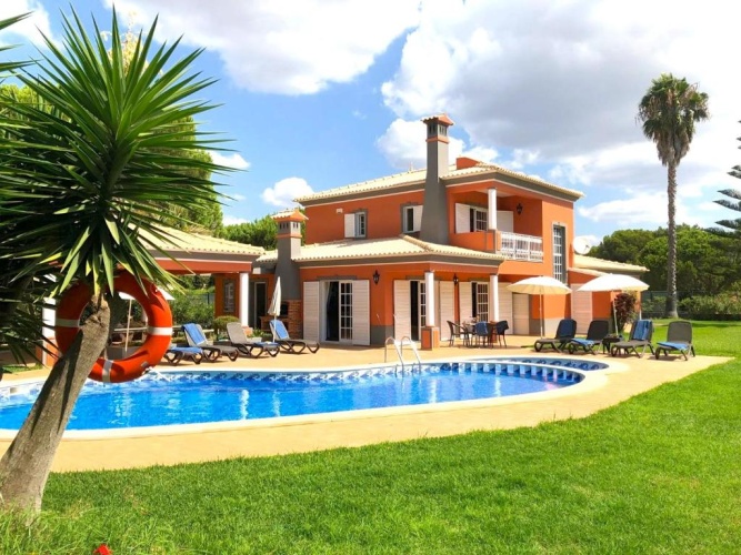 4 Bedrooms Villa