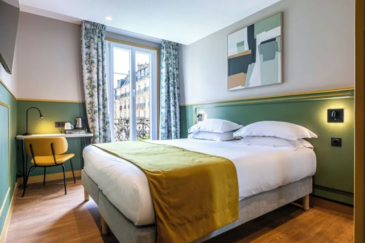 Superior room with city view