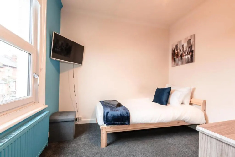 6 bed Residential home with Parking
