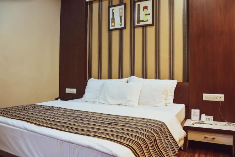 OYO Premium AB Road Bhavarkuan