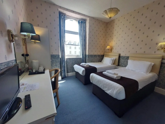 Standard Twin room with partial sea view