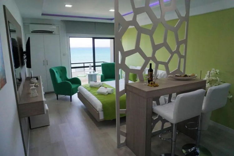 Lazuli Beachfront Apartment 405