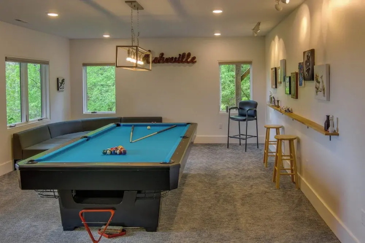 Modern Fairview Retreat: Spacious Deck + Mtn View!