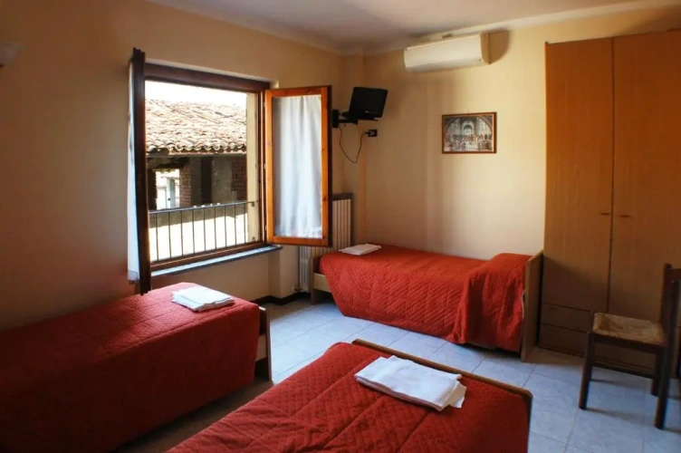 Standard Triple room