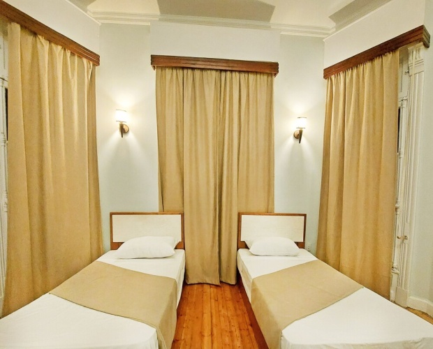 Classic Triple room with city view