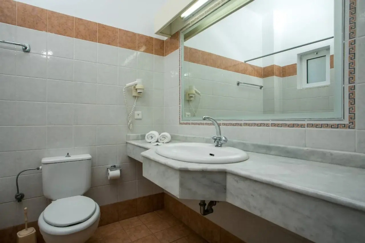 Lambis Studios & Apartments