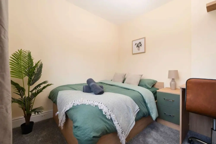 Modern 3BR Manchester Stay With Parking Wifi