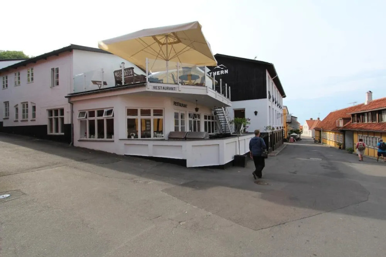 Therns Hotel