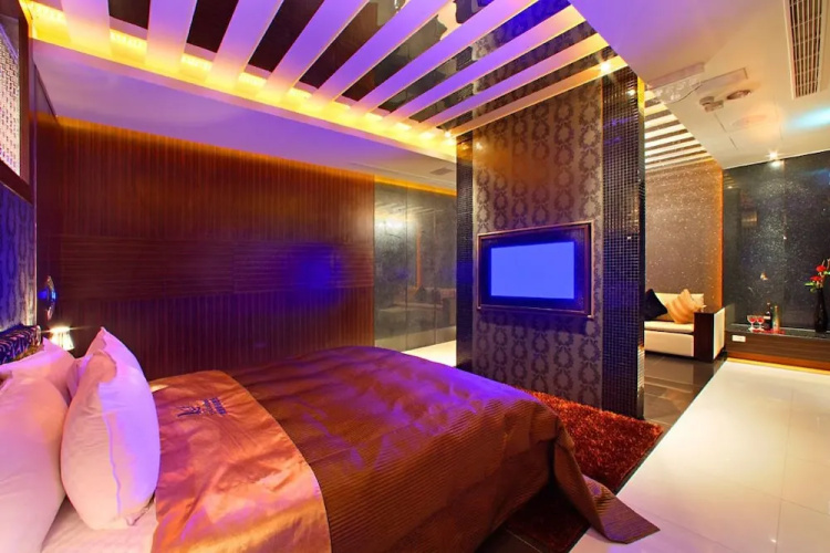 Le Chateau Hotel