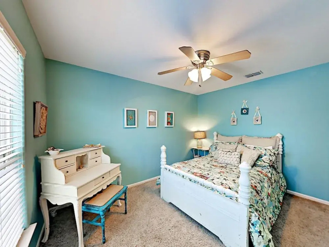 3BR 2BA 1.5 Blocks to Beach by RedAwning