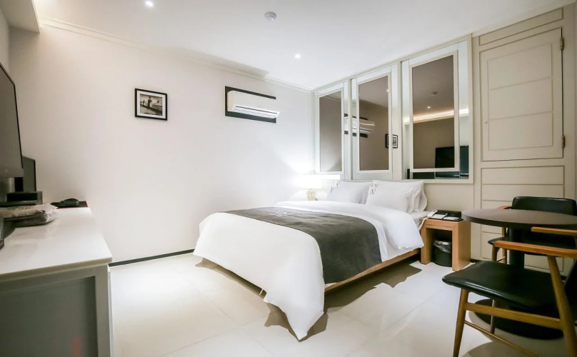 Yellow Hotel