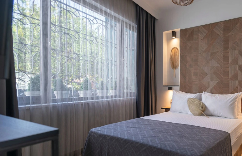 The Easy Rooms