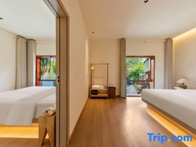 2 Bedrooms Standard Family room with balcony and with river view