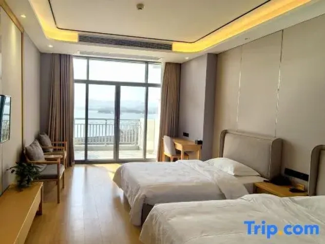 Standard room with lake view