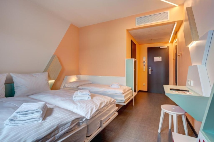 Standard Triple room