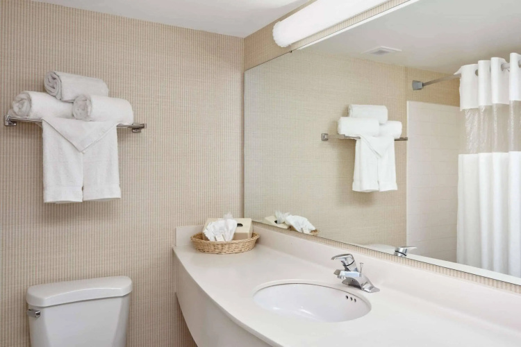 Howard Johnson Plaza Hotel by Wyndham Madison