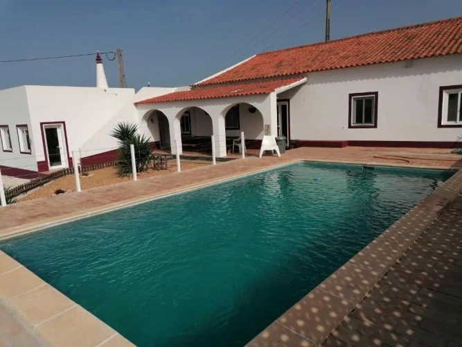 4 Bedrooms Cottage