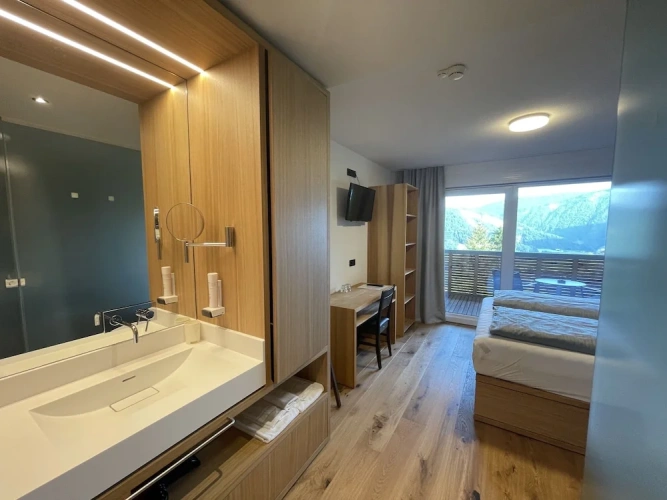 1 Bedroom Business Double room with balcony and with mountain view