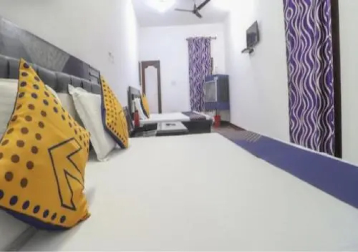 Goroomgo Madhu Palace Katra