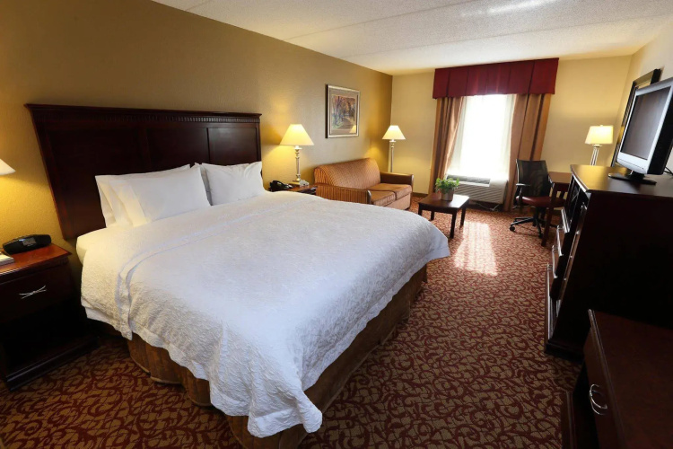 Hampton Inn & Suites Charlottesville-At the University