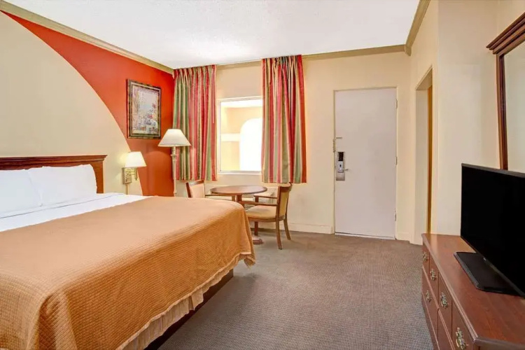 Howard Johnson Express Inn