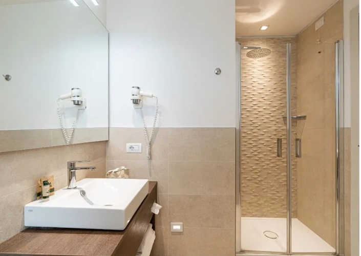 2 Bedrooms Deluxe Quadruple room with balcony and with partial sea view