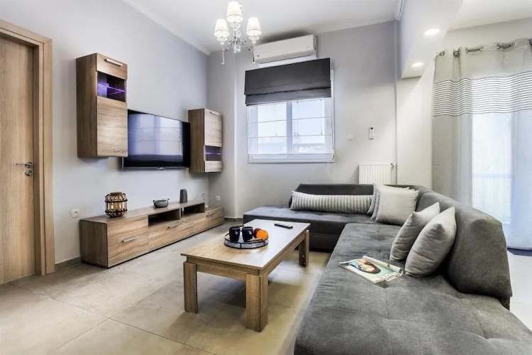 Spacious 3-Bedroom Apartment 90M From Train