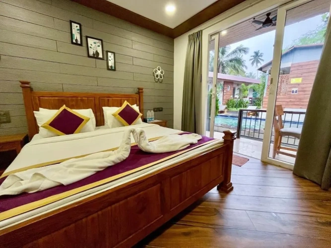 Superior Double room with balcony and with pool view