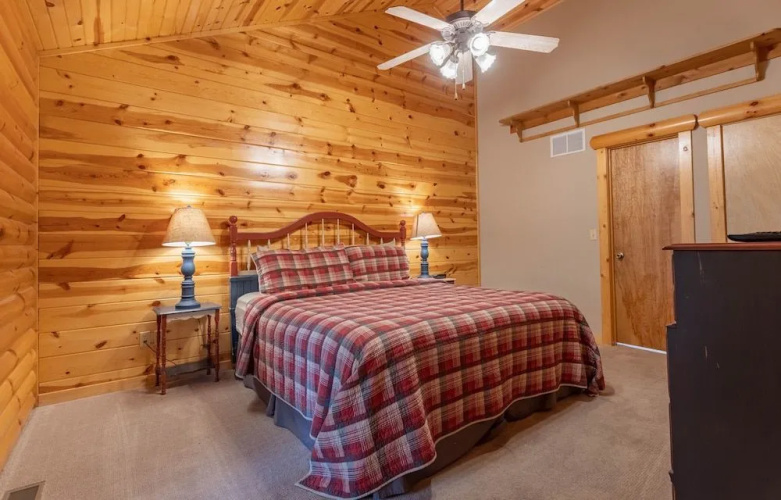 Ozarks Oasis 4 Bedroom Cabin by RedAwning