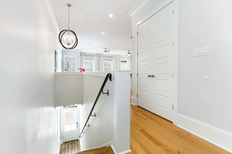 Amazing 4BR w Balcony by Hosteeva