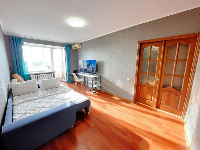 2-комнатная квартира с кроватью и диваном и ванной Сеть апартаментов Alex Apartments Бесконтактное заселение 24-7