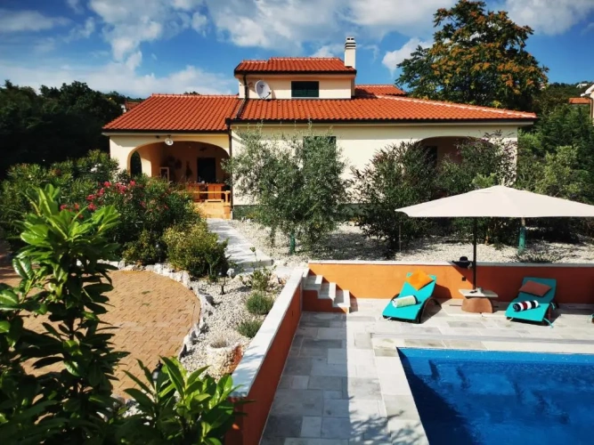 3 Bedrooms Villa