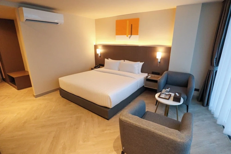 Deluxe Double room with city view