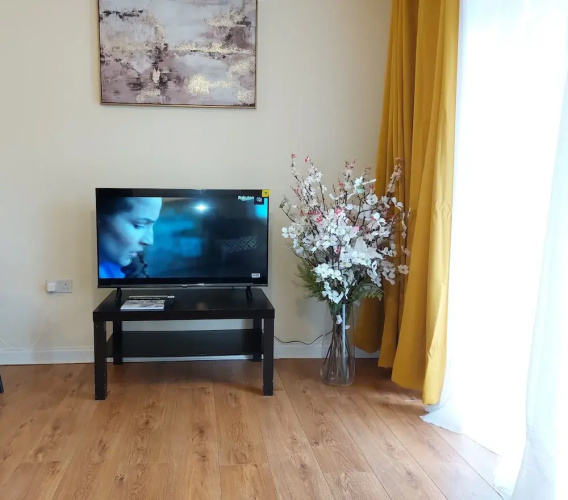 House, Sleeps 3 With Balcony and Parking