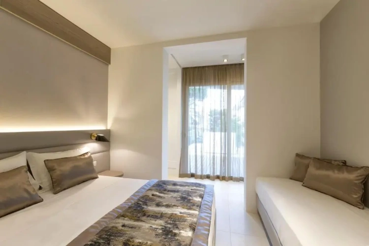 Standard Triple room