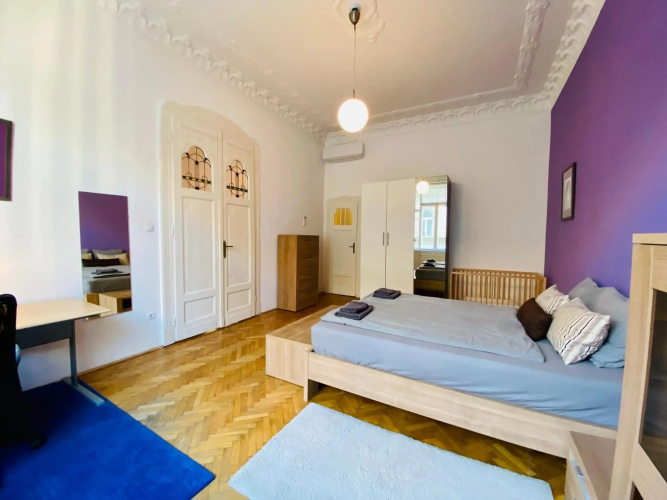 Deco House - Huge central two bedroom