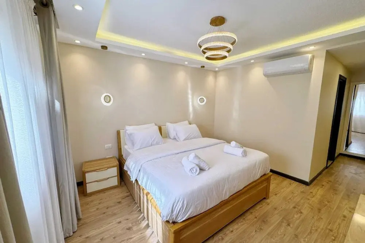 Calm & Classy 2BR - 5 min to Airport