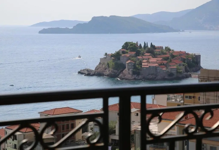 1 Bedroom Apartment with balcony and with sea view