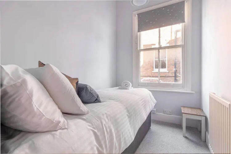Modern 2 Bedroom Apartment with Free Parking!