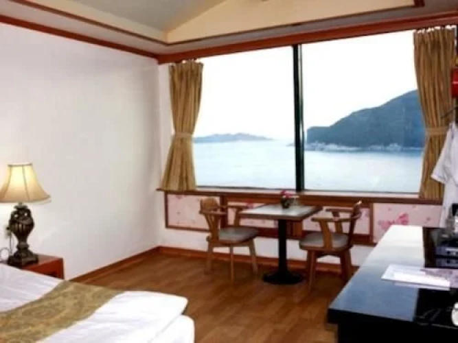 Sunny Holiday Hotel