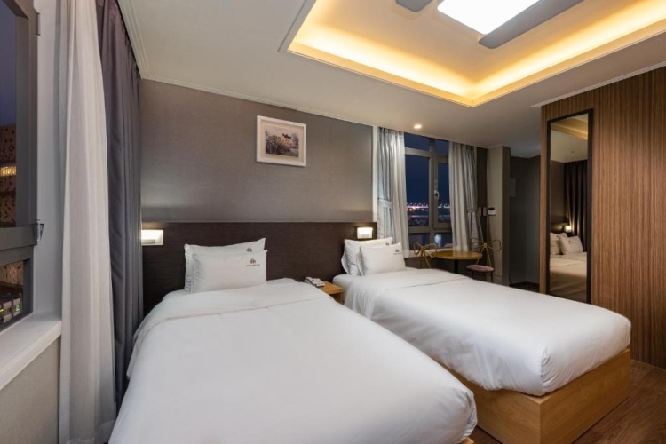 Standard Twin room with harbour view