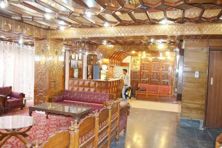 Houseboat Parimahal