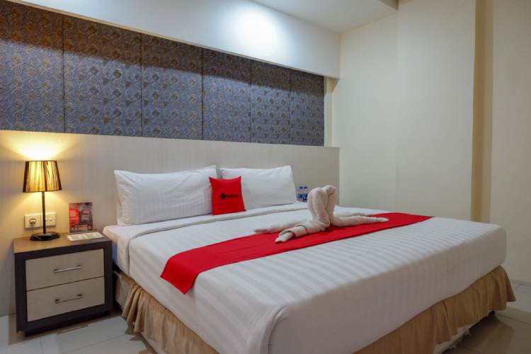 RedDoorz Plus near Hotel Benua Kendari