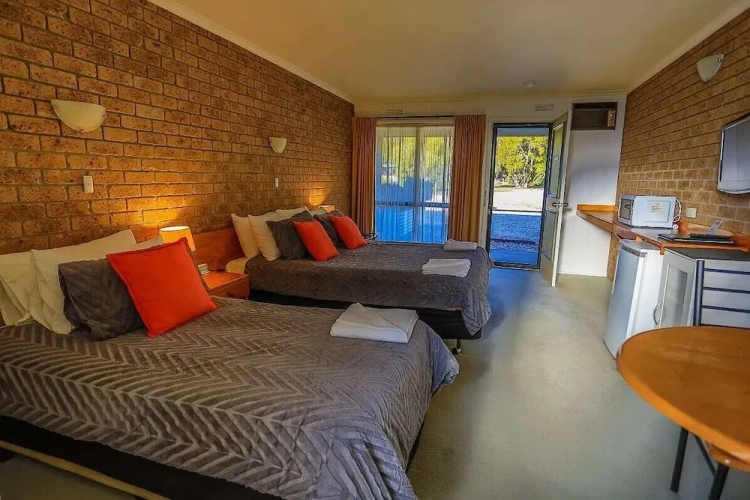 1 Bedroom Standard Twin Basement room with garden view